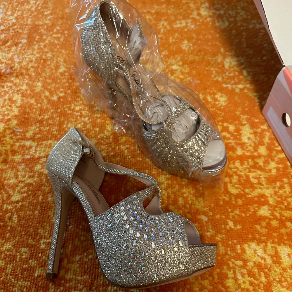 Rhinestone embellished cross-strap peep-toe pumps